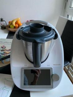 Vorwerk Thermomix TM5 avec Varoma, panier de garage, spatule, livre de cuisine