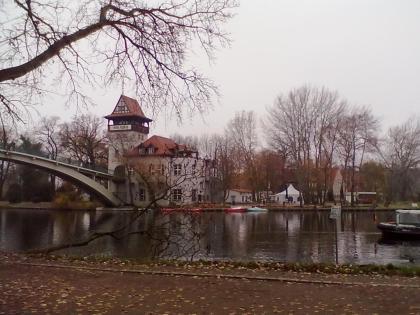 AdventLachSpaziergang mittenmang Berlin -  Lach-Meditations-Workshop an der Spre