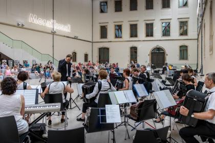 Orchester „Akkamerata“ lädt ein. Leitung Duo „Akkordeon Virtuosi“ Dresden