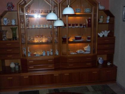 Schrankwand mit zwei Vitrinen und Barschrank