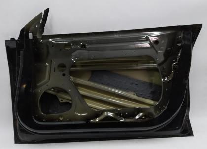 1081420-E0-C z Vordere rechte Tür (Metall) mit Dichtung (beschädigt) Tesla Model