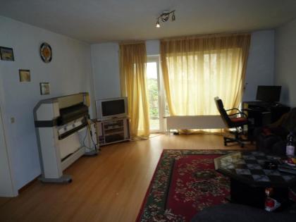 Schöne 2 Zimmerwohnung, Küchenzeile mit Geräten, Bad/ WC, Flur, Terrasse, Garten