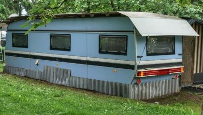 HOBBY 2-achs wohnwagen mit schutzdach und festem anbau, zur übernahme