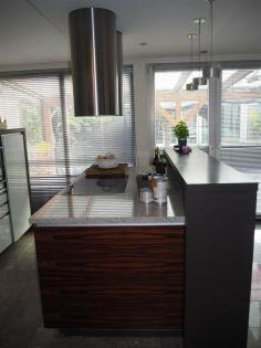 Designer Einbauküche ALNO SIGN, Insel, Grifflos, Glasfront, Elektrogeräte Zeitlo