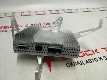 1079748-00-D Verstärker für das Audiosystem eines Tesla Model 3. Dies ist eine w