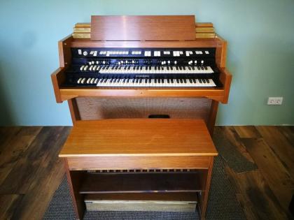Hammond Orgel H 100 (Modell von Klaus Wunderlich). Auch als Kirchenorgel verwend