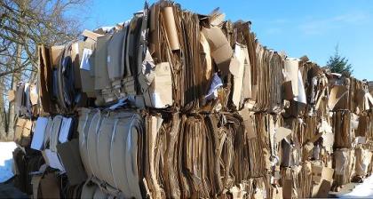 Grosse Mengen an Wellpappe, Altpapier, Kartonage