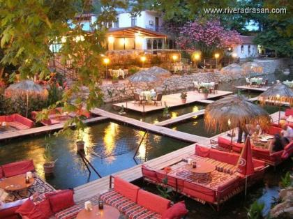Die Region Antalya, mit Quads und Landrover Defender in einer kleinen privaten G