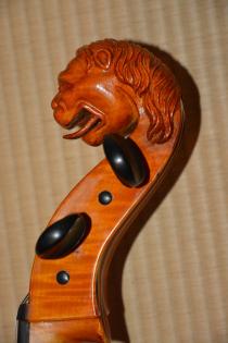 Rumänisches Meistercello, Löwenkopf
