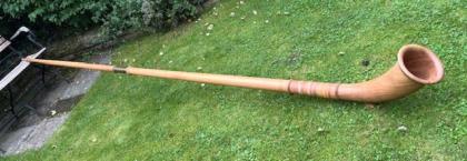 Alphorn, 2- teilig in F, 1. Hand, aus massivem Nussbaumholz, Einzelstück, siehe 