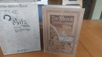Altes Medizinbuch in Verpackung
