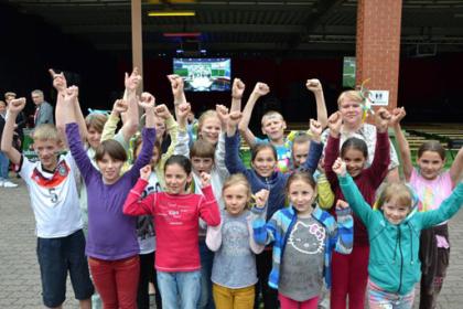 Beamer Verleih · Leinwand mieten · Projektor ausleihen - kontrastreich in hellen
