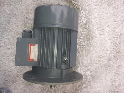 3 x Elektromotor, neu mit Lagerspuren a 95 € Drehstrommotoren Wechselstrommotore