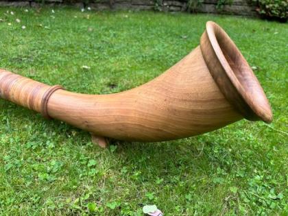Alphorn, 2- teilig in F, 1. Hand, aus massivem Nussbaumholz, Einzelstück, siehe 