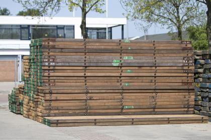 Vermietung von mobilen Baustraßen aus Fahrbahnblechen oder Baggermatratzen.