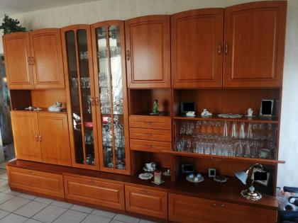 Wohnzimmer Schrankwand aus Holz (vermutlich Kirschbaum)