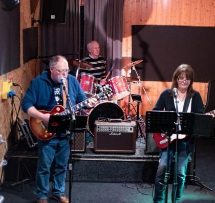 Bassgitarristen gesucht nicht mehr berufstätig