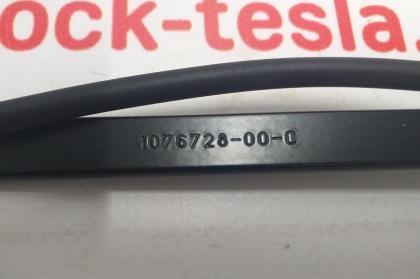 Wischerarm links mit Leitung und Düsenstock Tesla Modell 3 1076728-00-C