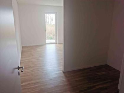 Sehr Schöne 2 Zi. Wohnung mit Terrasse und Garten/ Rasenanteil