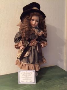 Handgemachte Porzellan Sammlerpuppe mit braunem Hut Preis: 69 € VB