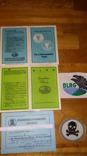 Alte Schwimmurkunden   Stoffabzeichen dazu