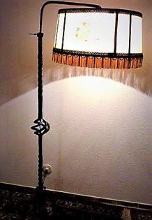 Antike schmiedeeiserne Stehlampe