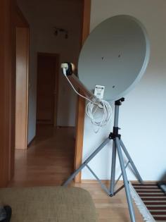 Mobile Satanlage mit verstellbarem Stativ und satfinder