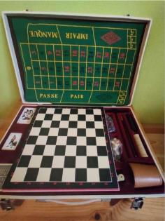 Spielekoffer (gem. Fotos) mit diversen Brettspielen, Kartenspielen, Würfelbecher