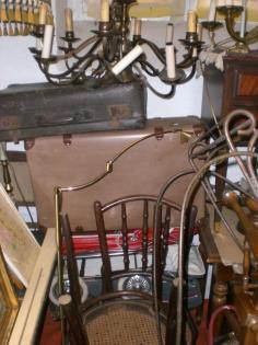 Ältere Requisiten, Ölbilder, Überseekoffer/Kronleuchter/ milit. Deko, Kleinmöbel