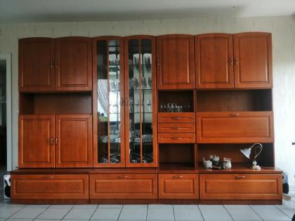 Wohnzimmer Schrankwand aus Holz (vermutlich Kirschbaum)