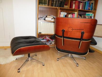 Vitra , Original Eames Lounge Chair mit Ottomane, Kirschbaum, Leder, schwarz .