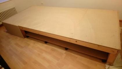 Großes Podest - gut geeignet fürs kleine Kinderzimmer