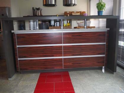 Designer Einbauküche ALNO SIGN, Insel, Grifflos, Glasfront, Elektrogeräte Zeitlo