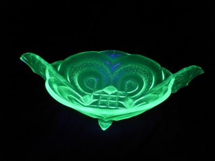 Uranglasschale, Art Deco, um 1930, Pressglas, grün.