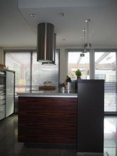 Designer Einbauküche ALNO SIGN, Insel, Grifflos, Glasfront, Elektrogeräte Zeitlo