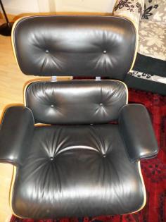 Vitra , Original Eames Lounge Chair mit Ottomane, Kirschbaum, Leder, schwarz .