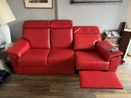 Rote Ledercouch | 3-Sitzer | mit Aufstehfunktion für ältere Menschen