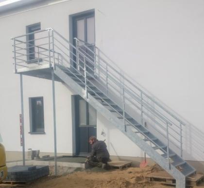 Metalltreppen zum Garten, Gittertreppen, WPC, Gelander, Stahltreppen aus Polen M