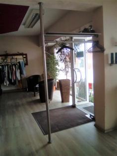 Chromfarbige Garderobe mit Ablage, mit Wand und Deckenbefestigung