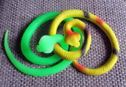 2 Schlangen aus Gummi XXL 70 cm