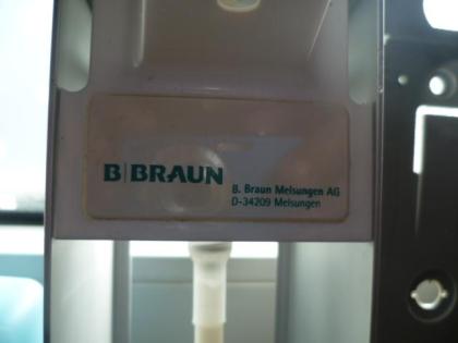 1 Desinfektionsspender von Braun mit 0, 5L Desinfektionsmittel Nr.105