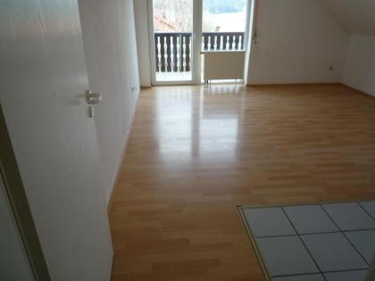 Schöne 2 Zimmerwohnung, Küchenzeile mit Geräten, Bad/ WC, Flur, Terrasse, Garten