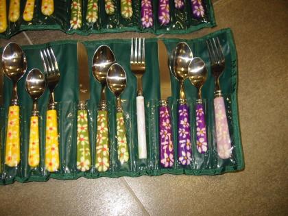 NAJ-OLEARI Picknick-Besteckset Besteck Set - Kunststoff + Metall - 8 Personen