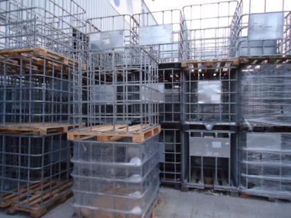 Grosse Mengen an IBC-Tanks, IBC-Gestellen und 200l Stahlfässer