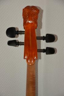 Rumänisches Meistercello, Löwenkopf