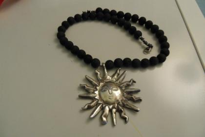 Verkaufe eine sehr schöne Kette mit einem Sonnenanhänger 