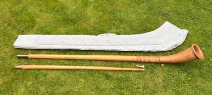 Alphorn, 2- teilig in F, 1. Hand, aus massivem Nussbaumholz, Einzelstück, siehe 