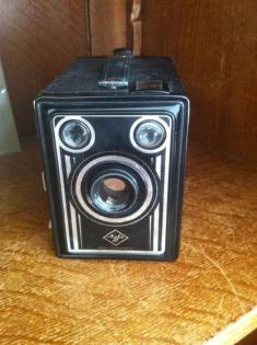 Kamera: Alte Agfa Kamera mit Box.