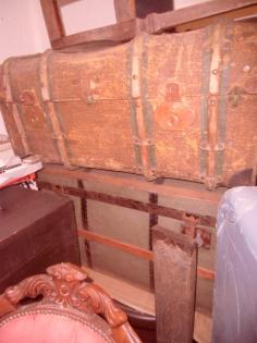 Ältere Requisiten ca 100 Teile / Ölbilder Überseekoffer / Kleinmöbel , milit. De