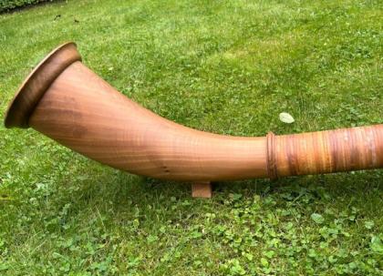 Alphorn, 2- teilig in F, 1. Hand, aus massivem Nussbaumholz, Einzelstück, siehe 